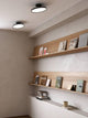 Moderne LED Deckenleuchte Kaito 2 Pro 30 in einem stilvollen Innenraum mit Bücherregal.