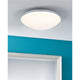 LED Bad-Deckenlampe Leonis Weiß IP44 an der Decke, modernes Design, warmweißes Licht.