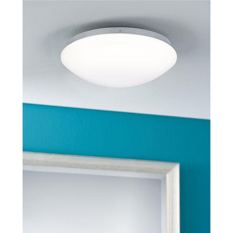LED Bad-Deckenleuchte Leonis Weiß IP44 montiert an einer Decke mit blauem Wandhintergrund.