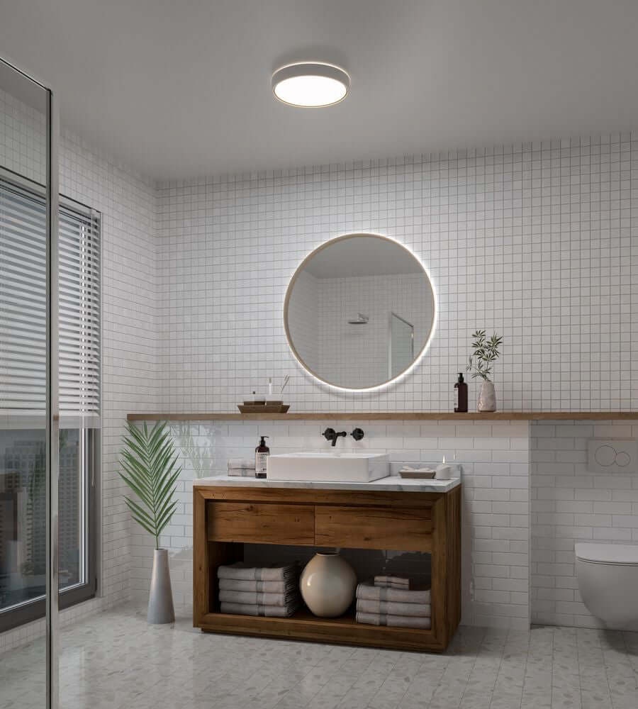 LED Deckenleuchte Noxy IP44 in modernem Badezimmer mit Spiegel und Holzwaschtisch.