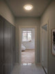LED Deckenleuchte Oja 29 dimmbar IP54 in modernem Flur mit schlichter Einrichtung