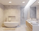 Moderne Badezimmeransicht mit LED Deckenleuchte Oja 42 3-Stufen IP54 über der Badewanne.