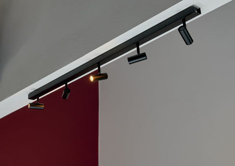 LED Deckenstrahler Omari 5-Spot in minimalistischem Design mit klaren nordischen Linien.