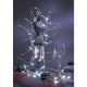 LED Dekolichterkette Acryl Perlen 32 Kaltweiße Dioden um eine elegante Statue mit Gläsern und dekorativen Elementen.