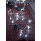 LED Dekolichterkette Acryl Perlen 32 Kaltweiße Dioden auf festlich gedecktem Tisch mit Glanz und Eleganz.
