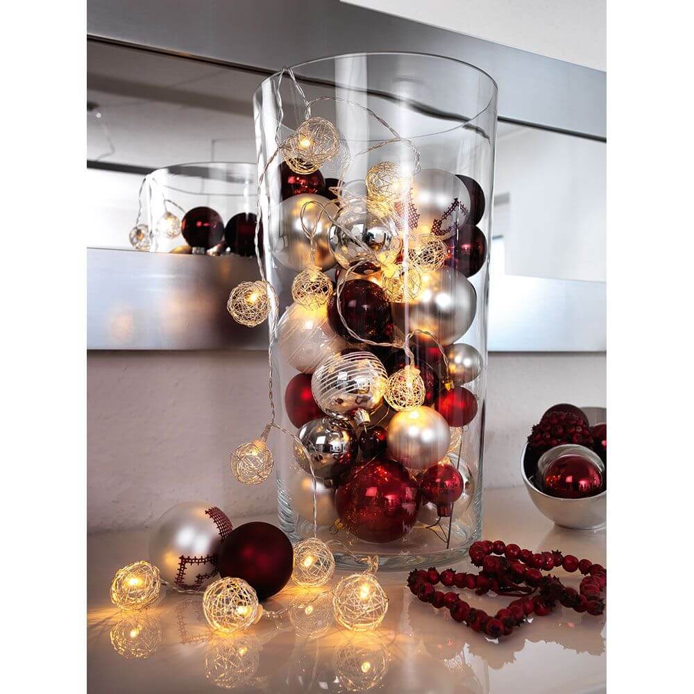 LED Dekolichterkette Aluminium-Drahtkugeln klein 16 Warmweiße Dioden batteriebetrieben in Glasgefäß mit Weihnachtskugeln.