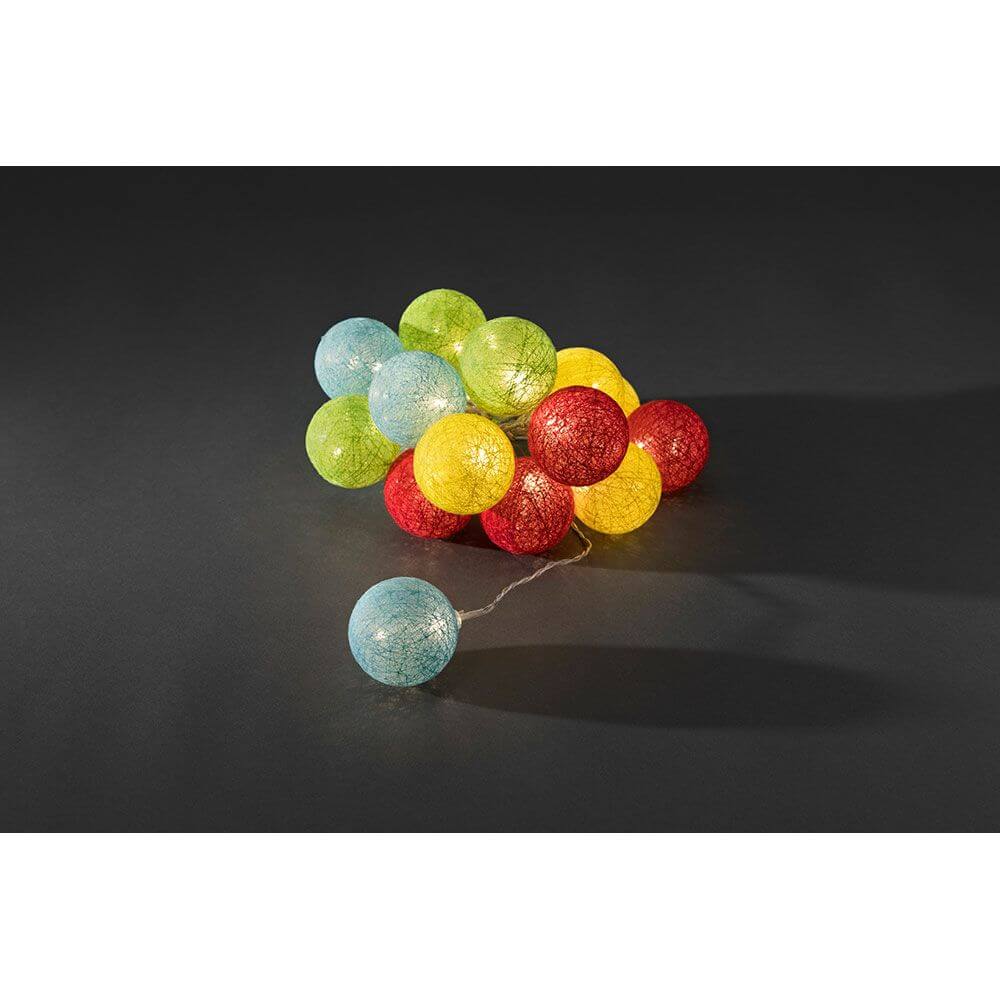 LED Dekolichterkette bunte Baumwollkugeln groß 16 Warmweiße Dioden auf schwarzem Hintergrund.
