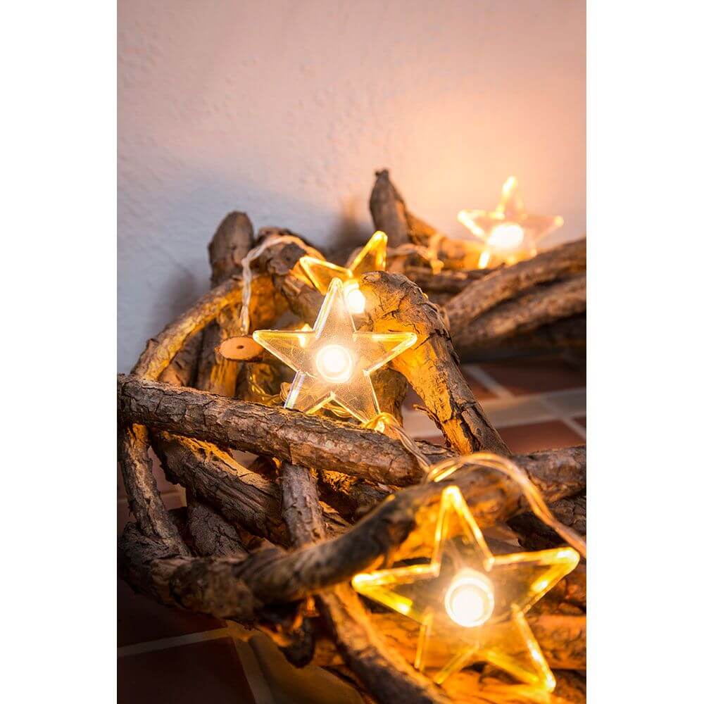 LED Dekolichterkette klare Sterne 10 Warmweiße Dioden batteriebetrieben auf einem Dekorationsarrangement.
