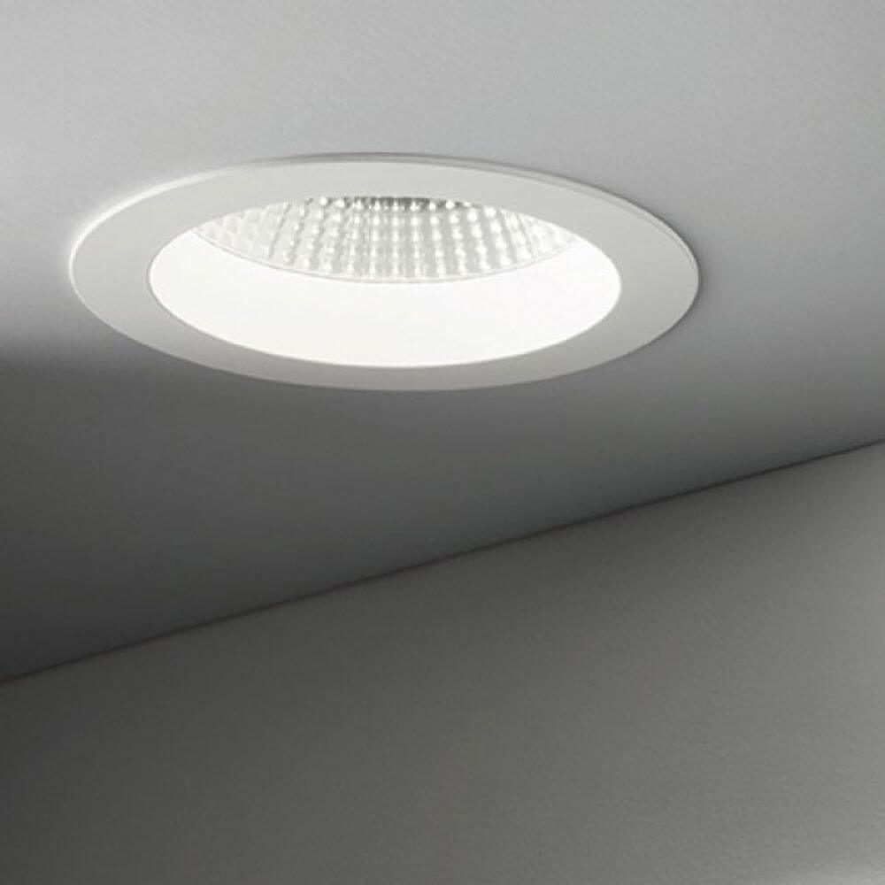 LED Deckenstrahler Ø14 cm, modernes Design, effiziente Beleuchtung für Flur oder Büro, neutralweiße Lichtfarbe.
