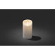 LED Echtwachskerze weiß mit 3D Flamme 18cm Timer Warmweiß batteriebetrieb auf dunklem Hintergrund.