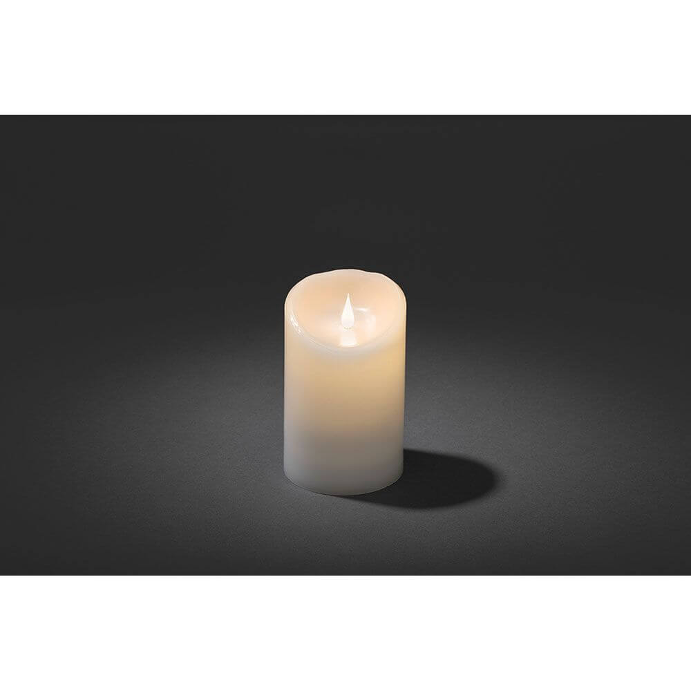 LED Echtwachskerze weiß mit 3D Flamme 16cm Timer Warmweiß batteriebetrieb auf dunklem Hintergrund.