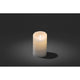LED Echtwachskerze weiß mit 3D Flamme 16cm Timer Warmweiß batteriebetrieb auf dunklem Hintergrund.