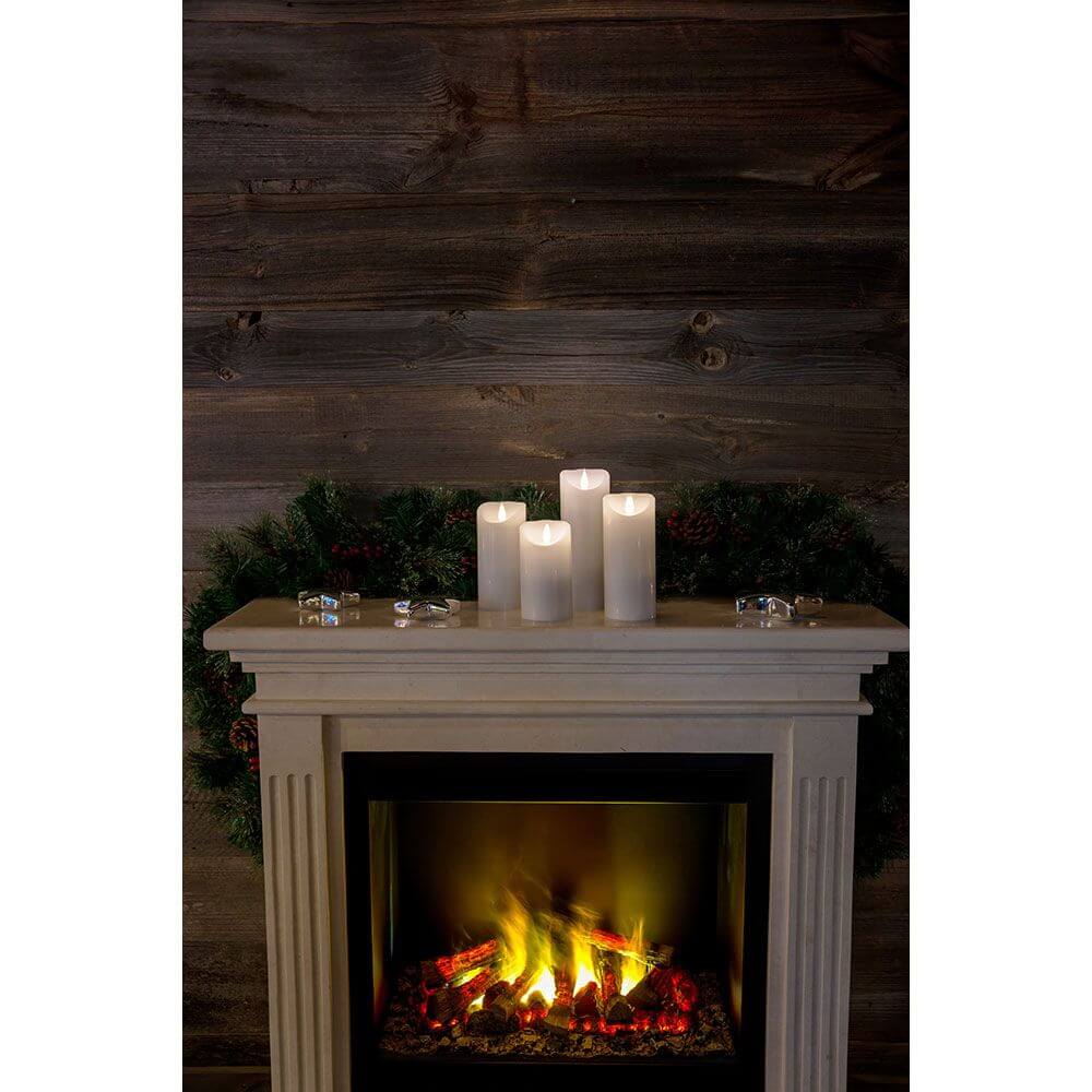 LED Echtwachskerze weiß mit 3D Flamme 20,5cm Timer Warmweiß batteriebetrieben auf Kamin mit Flammenblick.