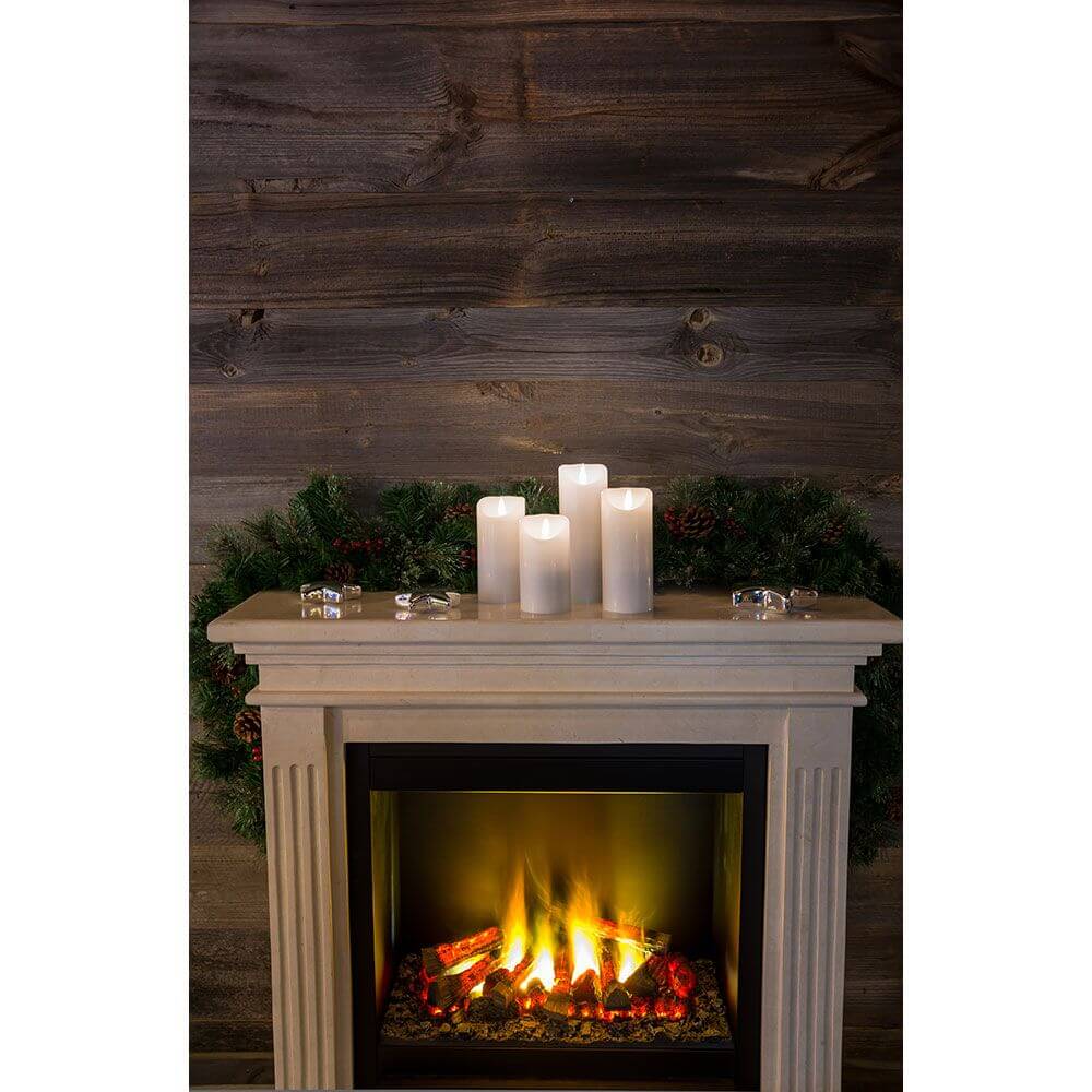LED Echtwachskerze weiß mit 3D Flamme 17,5cm Timer Warmweiß batteriebetrieben auf einem Kamin.