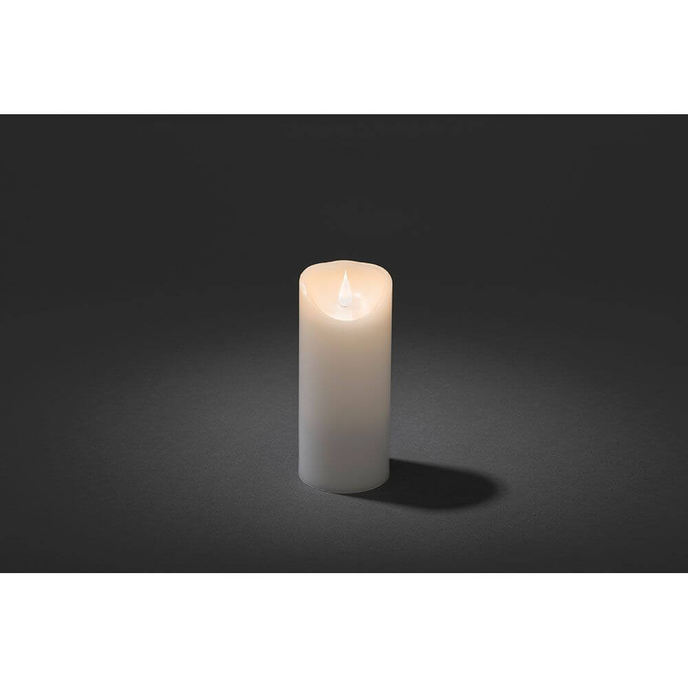 LED Echtwachskerze weiß mit 3D Flamme 17,5cm Timer Warmweiß batteriebetrieben auf schwarzem Hintergrund.
