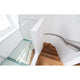 LED Wand-Einbaulampe PLAS-2 1W 3000K Weiß auf einer Treppe mit Holzstufen und Glasgeländer.