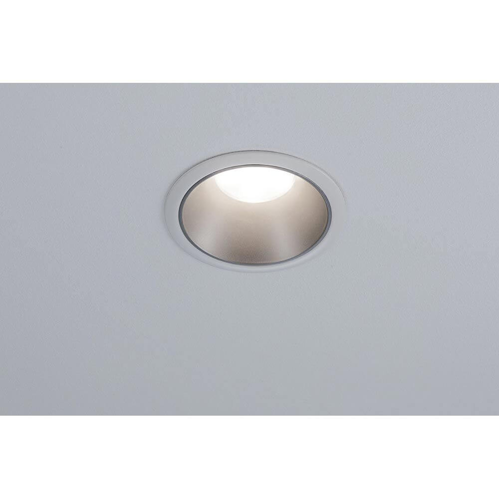 LED Einbauleuchte Cole LED Rund 8,8cm Weiß, Silber in Decke eingebaut, blendfreies Licht auf matter Oberfläche.
