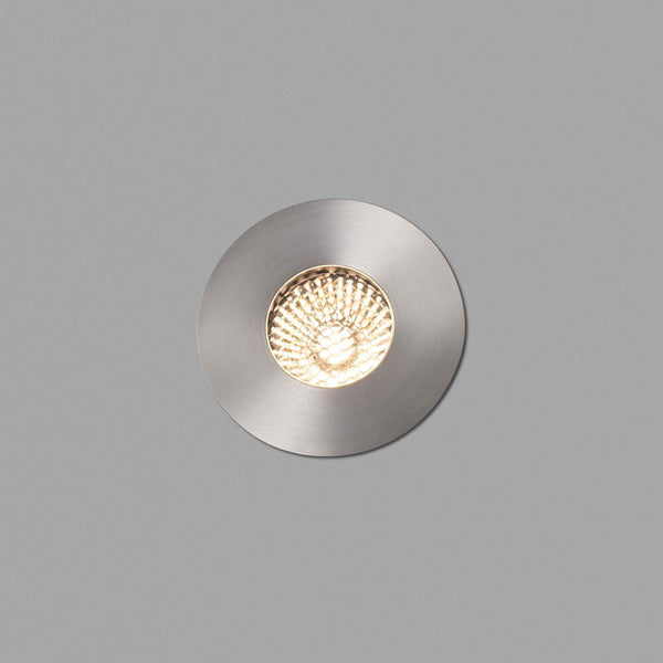 LED Einbauleuchte GRUND 36° 3000K IP67 Nickel-Matt auf grauem Hintergrund, modernes Design.
