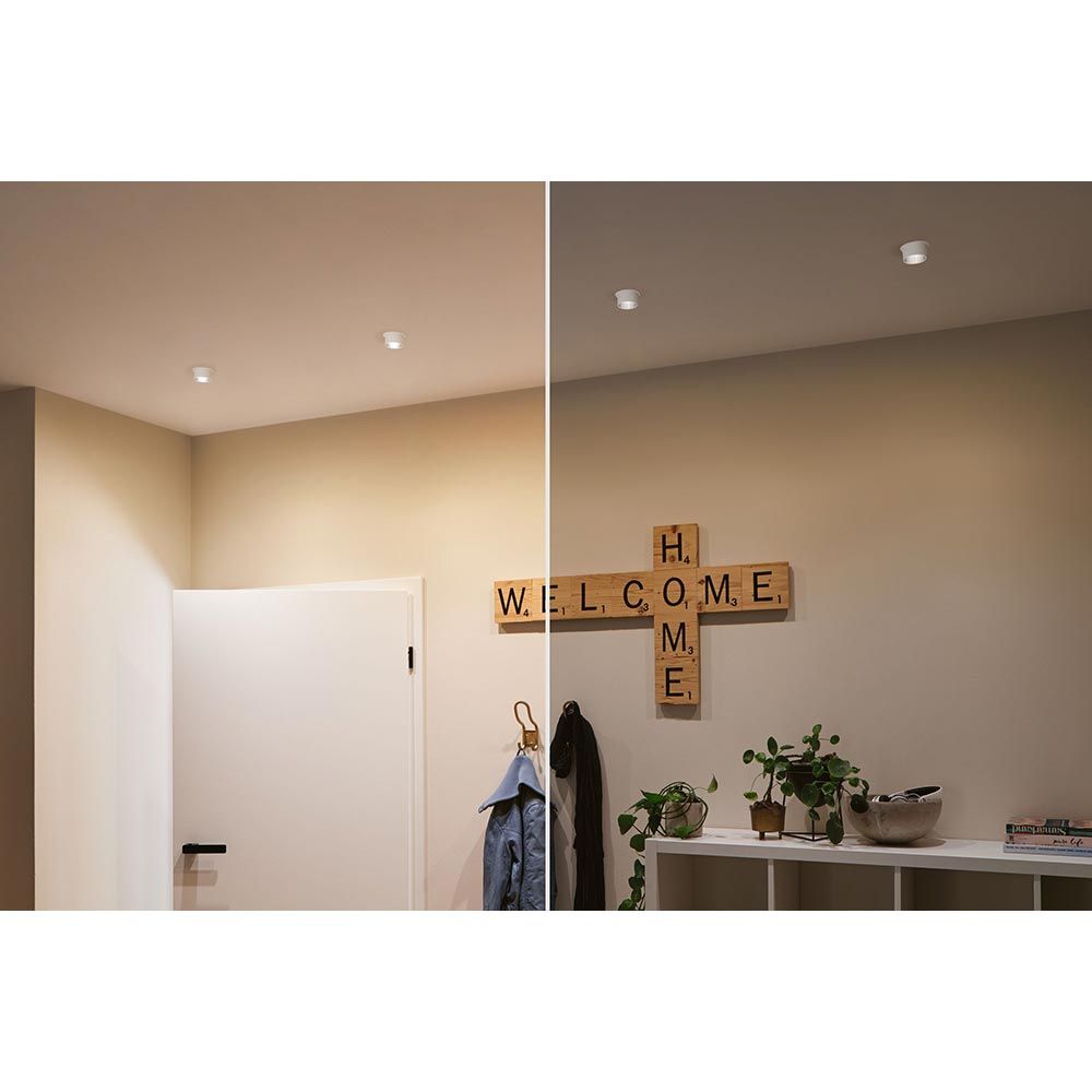 Moderne LED Einbauleuchten in einem Raum mit einem "WELCOME HOME"-Schild und stilvollen Akzenten.
