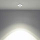 LED-Einbauleuchte Tet mit Linse in einer modernen Decke, erzeugt sanftes Licht auf der Wand.