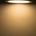 LED Einbaupanel flach rund, warmweißes Licht auf einer Wand, dimmbar, 18W, Ø 22,5cm.