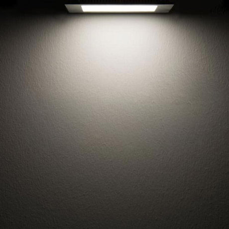 LED Einbaupanel 19 x 19cm flach eckig silber Dimmbar 15W Neutralweiß an einer Wand montiert, sorgt für gleichmäßige Beleuchtung.