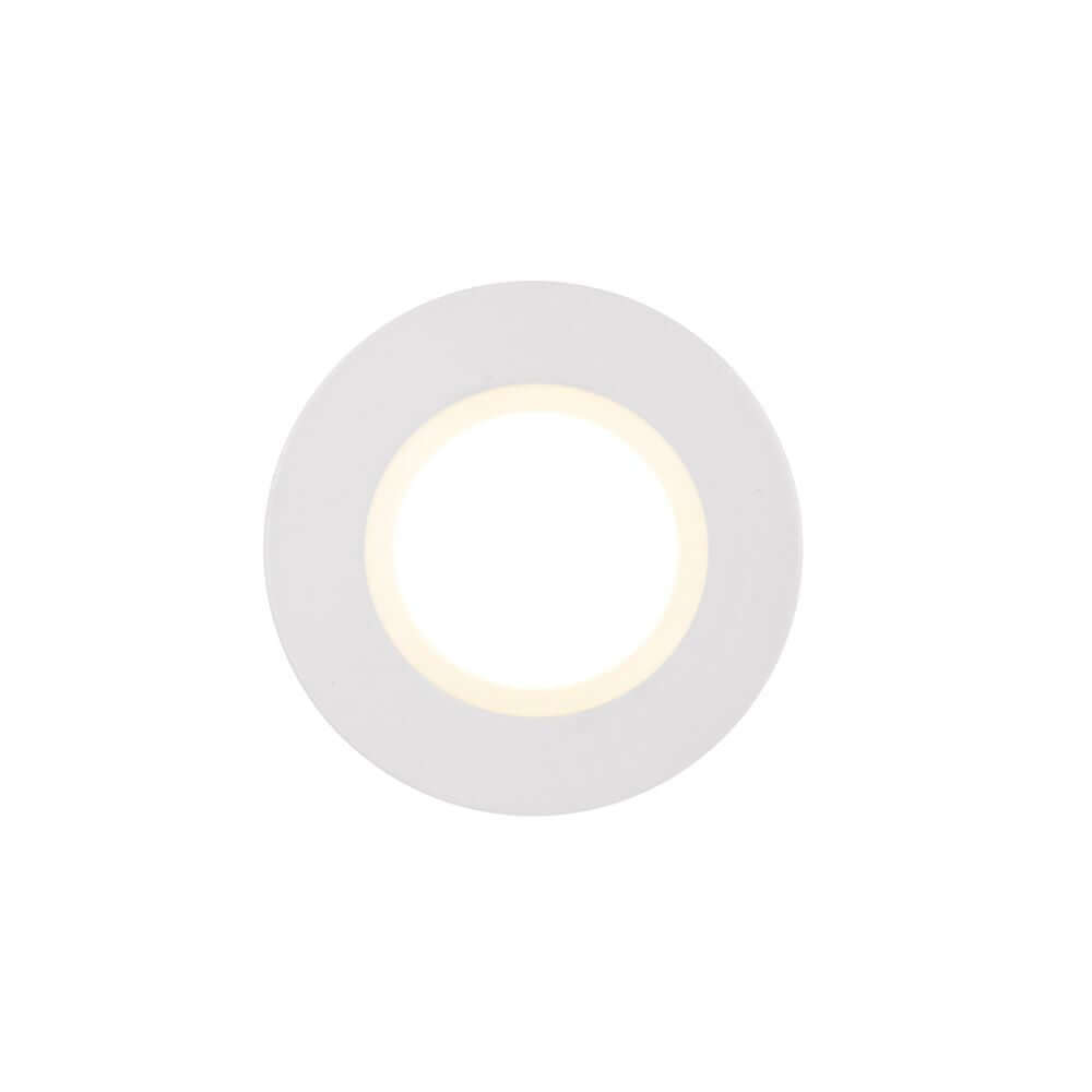 LED Einbaustrahler Siege IP65 in rundem Design mit weißem Rahmen und warmweißem Licht.