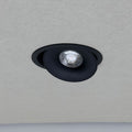 Schwenkbarer und dimmbarer LED Einbaustrahler in schwarzem Design für moderne Innenbeleuchtung.