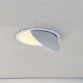 Schwenkbarer und dimmbarer LED Einbaustrahler in modernem Design, ideal für Innenräume.
