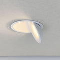 Schwenkbarer und dimmbarer LED Einbaustrahler in weiß für moderne Innenraumbeleuchtung.