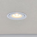 Dimmbarer LED Einbaustrahler mit warmweißem Licht, schwenkbar, für moderne Innenraumbeleuchtung.