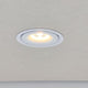 Dimmbarer LED Einbaustrahler mit warmweißem Licht, schwenkbar, für moderne Innenraumbeleuchtung.