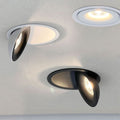 Schwenkbare und dimmbare LED Einbaustrahler in modernem Design, montiert an einer Decke.
