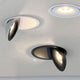 Schwenkbare und dimmbare LED Einbaustrahler in modernem Design, montiert an einer Decke.