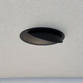 Schwenkbarer und dimmbarer LED Einbaustrahler in modernem Design, schwarz mit warmweißem Licht.