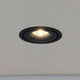 Schwenkbarer und dimmbare LED Einbaustrahler in eleganter schwarzer Ausführung, ideal für Innenraumbeleuchtung.