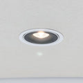 LED Einbaustrahler schwenkbar und dimmbar in Decke montiert, erzeugt warmweißes Licht.