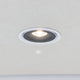 LED Einbaustrahler schwenkbar und dimmbar in Decke montiert, erzeugt warmweißes Licht.