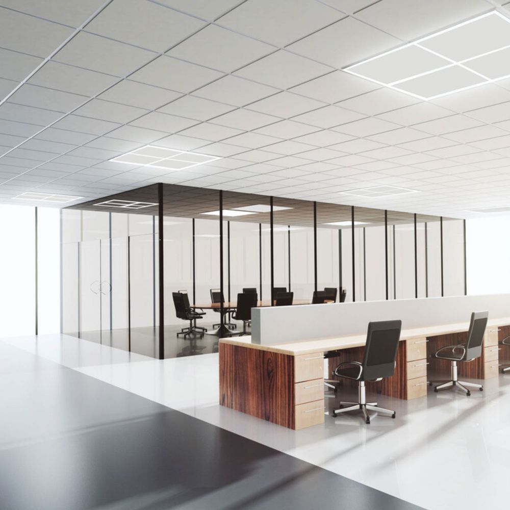 Moderne Büroumgebung mit LED Einlegerahmen für Odenwalddecken und eleganten Möbeln.