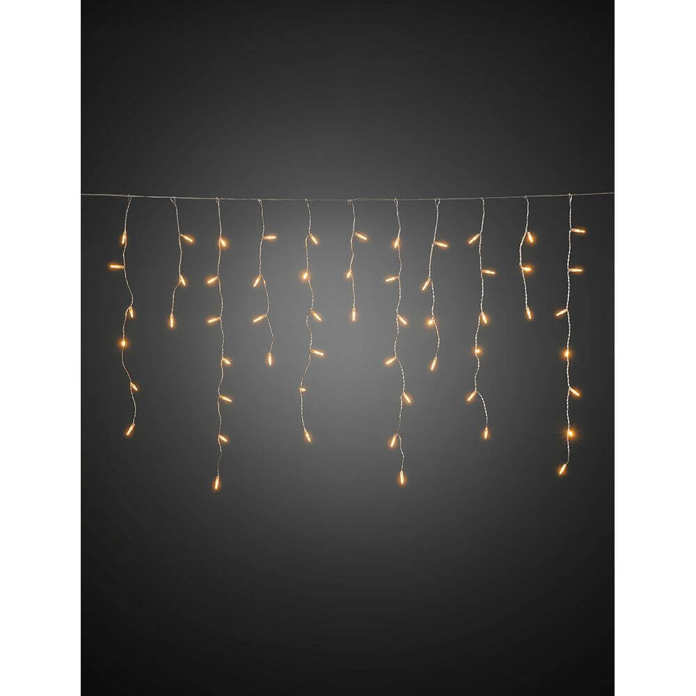 LED Eisregen Lichtervorhang 200 bernsteinfarbene Dioden IP44 auf einem dunklen Hintergrund.