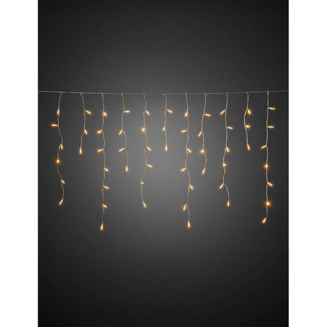 LED Eisregen Lichtervorhang 200 bernsteinfarbene Dioden IP44 auf einem dunklen Hintergrund.