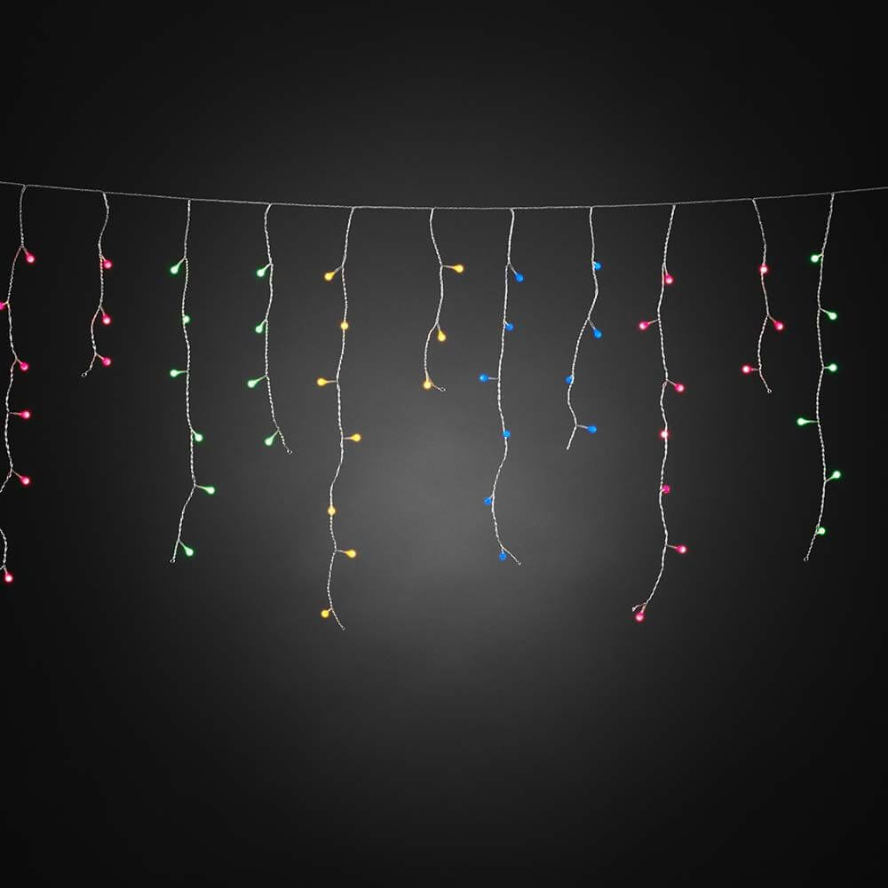 LED Eisregen Lichtervorhang mit bunten Globes 200 bunte Dioden IP44 mit bunten Lichtern auf schwarzem Hintergrund.