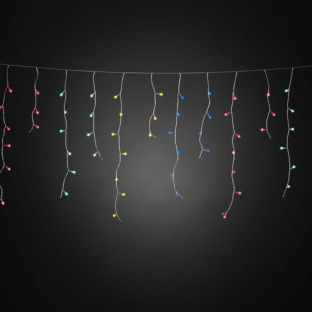 LED Eisregen Lichtervorhang mit bunten Globes 400 bunte Dioden IP44 in bunten Farben an einem schwarzen Hintergrund.