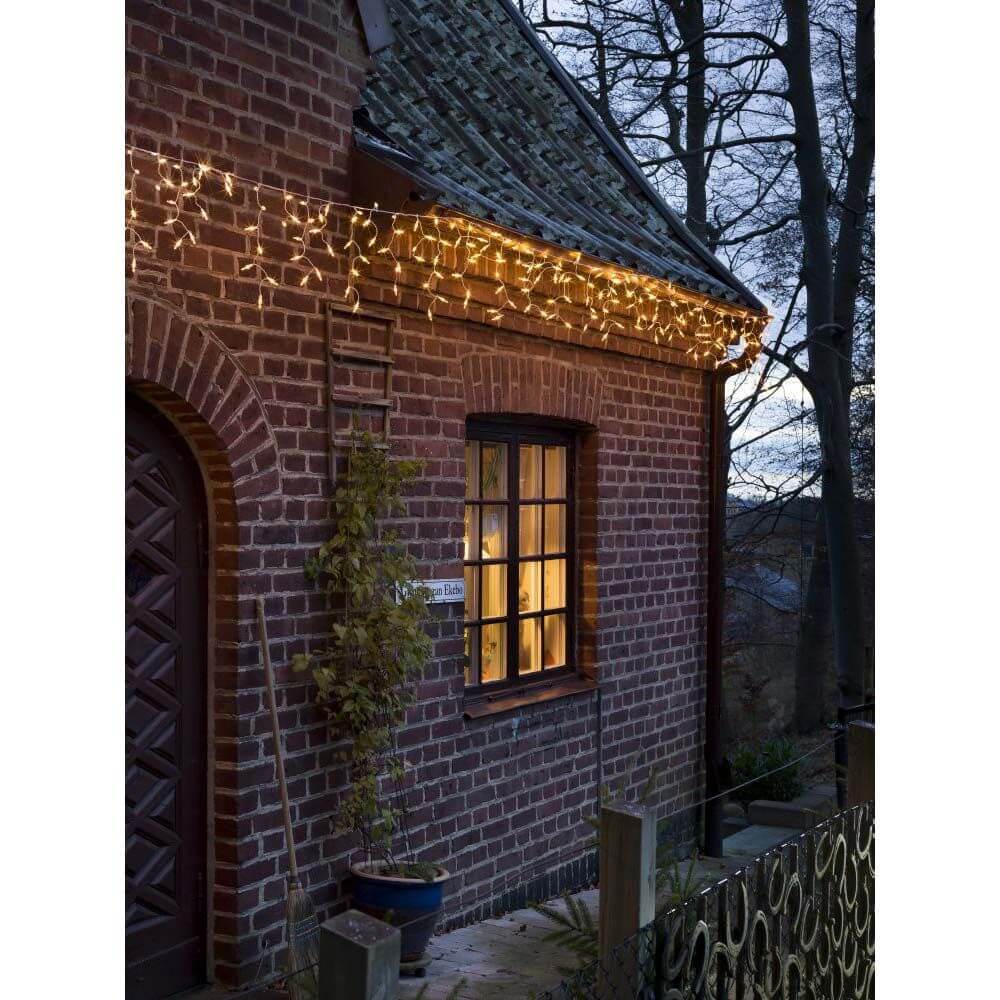 LED Eisregen Lichtervorhang 400 bernsteinfarbene Dioden 31V IP44 dekorativ am Fenster angebracht