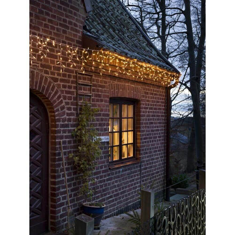 LED Eisregen Lichtervorhang 400 bernsteinfarbene Dioden 31V IP44 dekorativ am Fenster angebracht