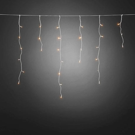 LED Eisregen Lichtervorhang Lichtsensor 240 bernsteinfarbene Dioden batteriebetrieb IP44 auf einem dunklen Hintergrund.