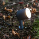LED-Erdspieß Explorer schwenkbar auf dem Boden, ideal für die Gartenbeleuchtung und Landschaftsgestaltung.