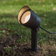 LED-Erdspieß Explorer schwenkbar im Garten, perfekt für die Außenbeleuchtung.