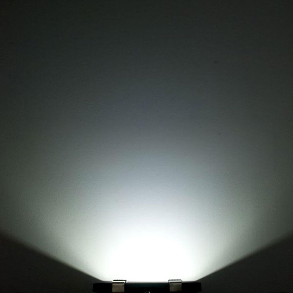 Profi LED Fluter Neutralweiß 100W 13000 lm Anthrazit IP66, blendungsreduziertes Licht auf einer Wand.