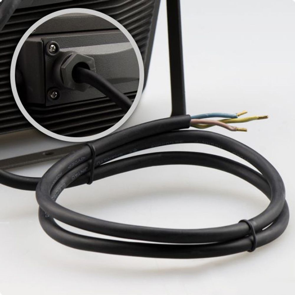 LED Fluter Warmweiß 50W mit 1 Meter Anschlusskabel, abgedichtet, für einfachen Stromanschluss.